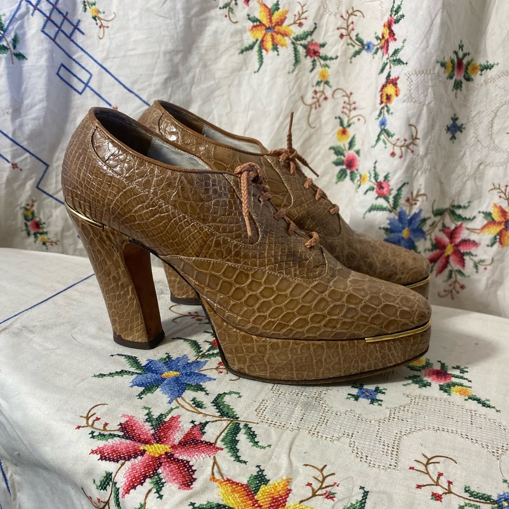 70s VINTAGE BROWN CROCODILE LEATHER PLATFORM DISCO HEELS